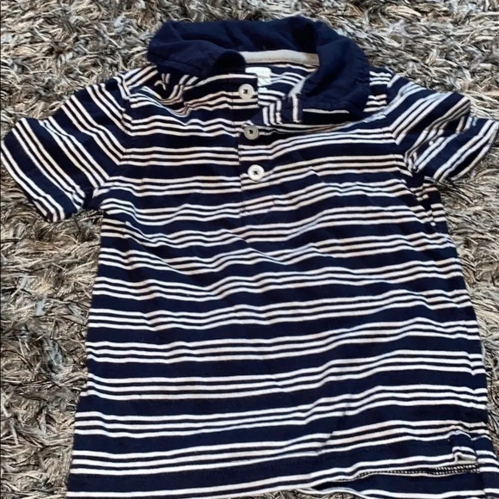 Old Navy collared shirt bundle 2T EUC.